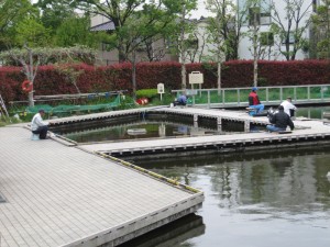 東京の釣り堀で子供も楽しめるあらかわ遊園魚つり 駐車場ある 魔女の知恵